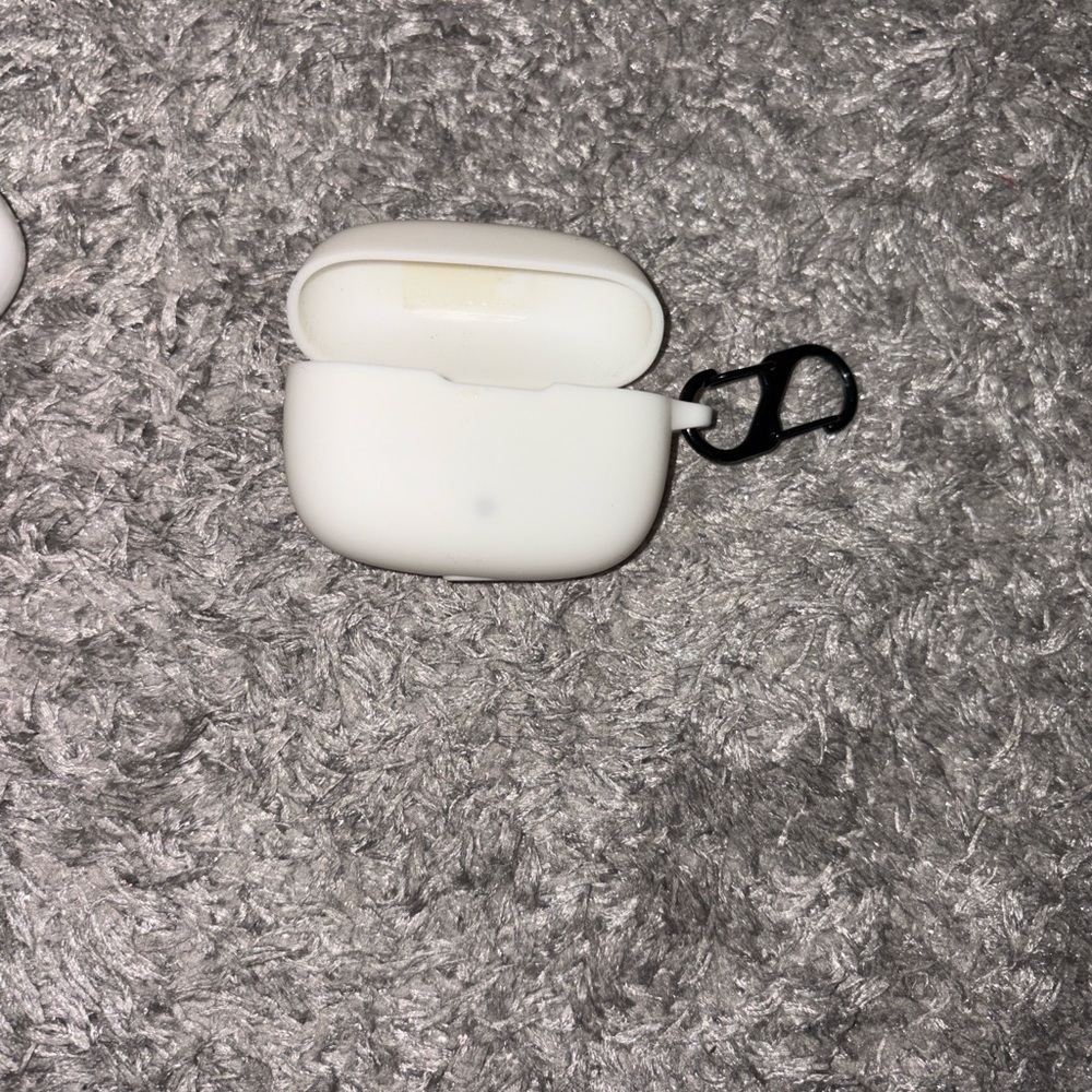 JBL VIBE 200TWS Wireless Earbuds with Case and Charger Cord, Lightly Used - Picture 4 of 8